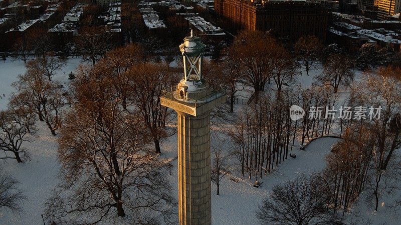 鸟瞰Fort Green公园里的监狱船烈士纪念碑柱，这是一个阳光明媚的冬日早晨，背景是曼哈顿的Boerum Hill住宅区。